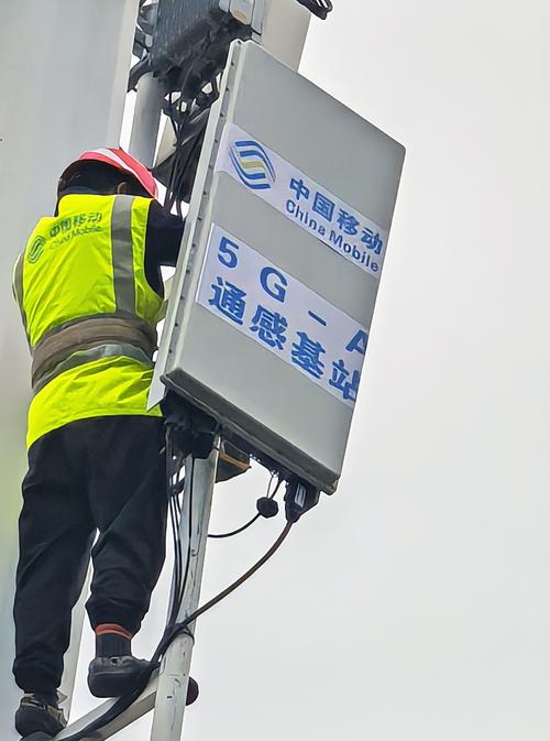 借助5g-a的感知功能和实时通信特性,部署5g-a通感基站试点,通过多模态